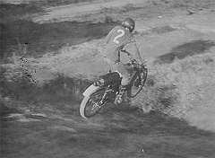 1976 kim 053a2  1976 Joaquim Suñol (Puch Minicross 50cc) en el Circuito de Motocross de Les Franqueses (Barcelona) Saltando el "Cuatro de Bajada" Ver tambien video en Youtube : joaquim suñol, 1976, les franqueses, circuito, puch minicross, mc50